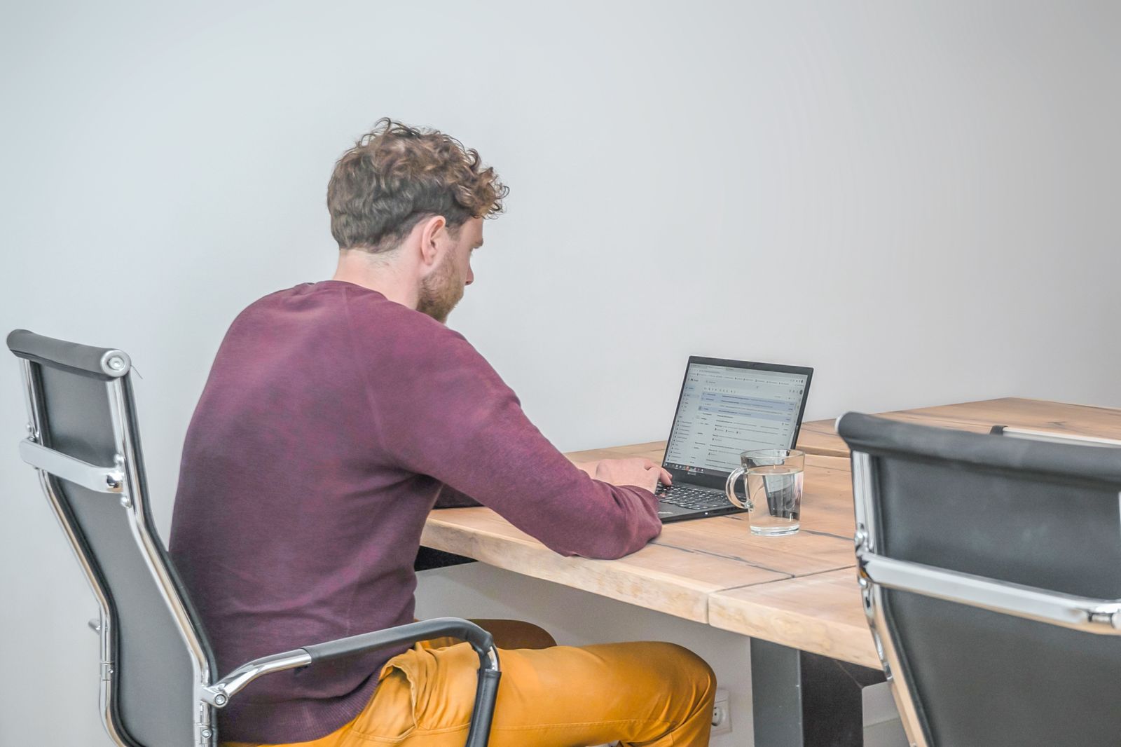 A Vondel Desks member focused at a dedicated desk