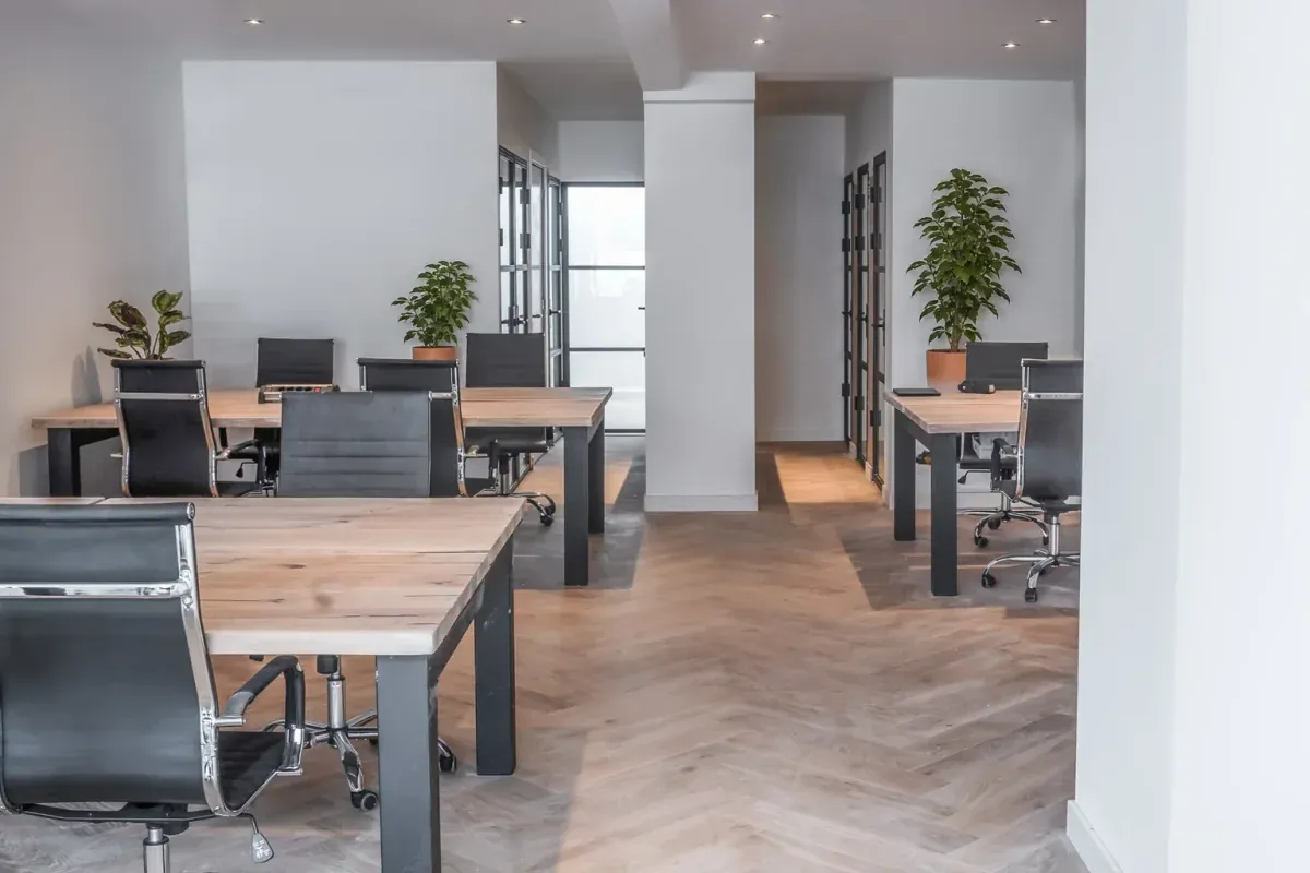 The bright Vondel Desks workspace with plants and dedicated desks